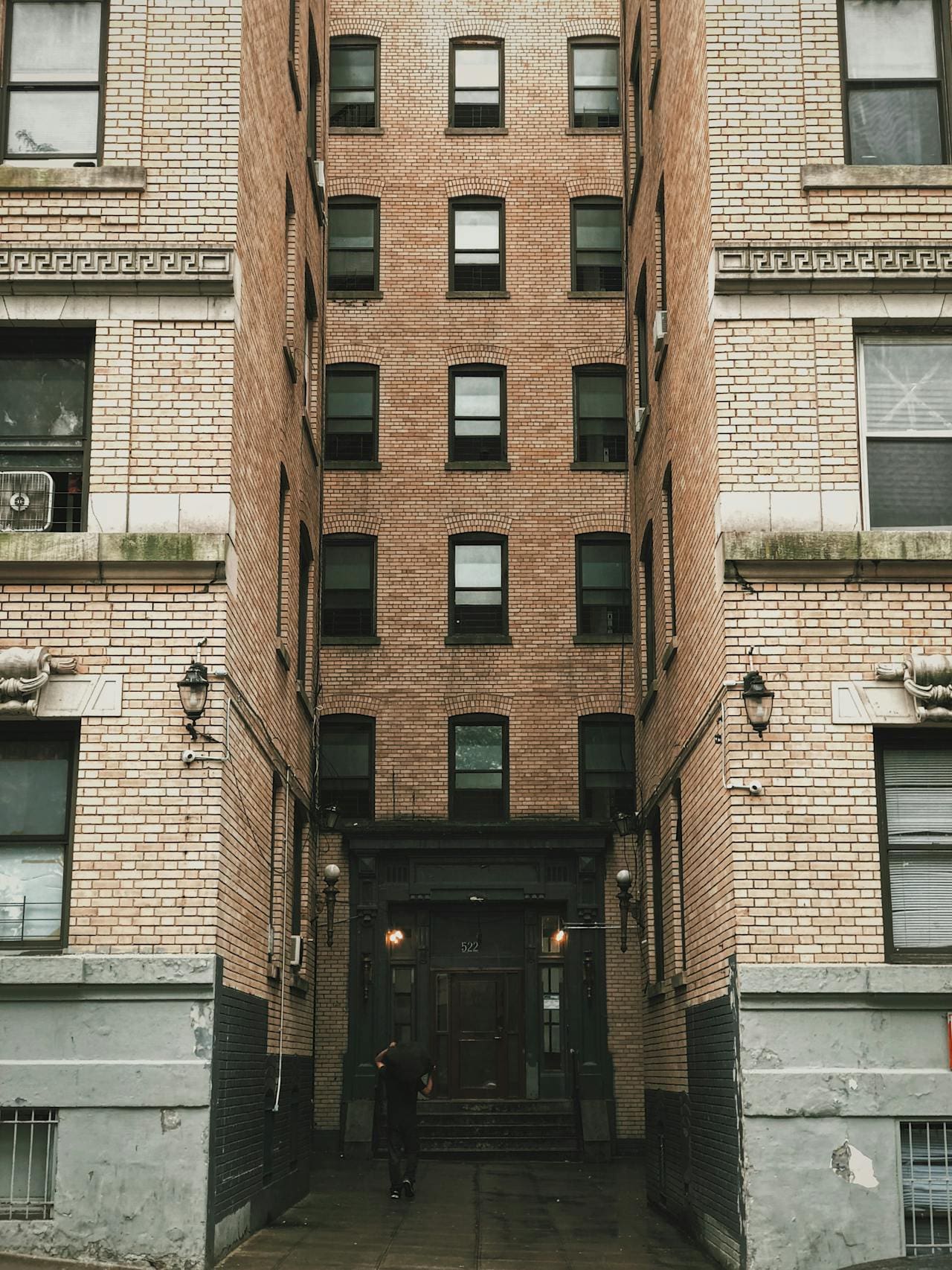 brick multi-story apartment building